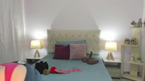Snapshot of lucy_hot77 chatting on 12.19.24 Lucia online show from 12.19.24