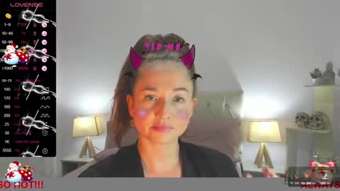 Snapshot of lucy_hot77 chatting on 12.31.24 Lucia online show from 12.31.24