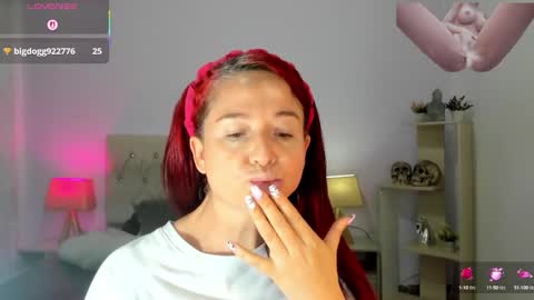 Snapshot of lucy_hot77 chatting on 09.21.25 Lucia online show from 09.21.25