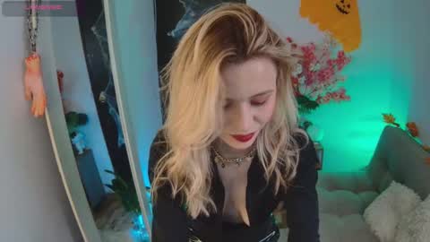 Snapshot of lucy_priincess chatting on 10.25.25 lucy online show from 10.25.25