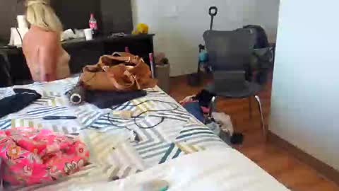 Lucy Loves Lookers online show from 09.17.25