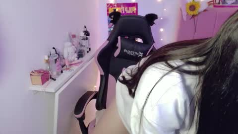 Snapshot of lucyy_peach chatting on 03.24.26 LUCYY FROM HOME online show from 03.24.26