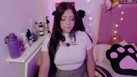 Snapshot of lucyy_peach chatting on 04.18.26 LUCYY FROM HOME online show from 04.18.26