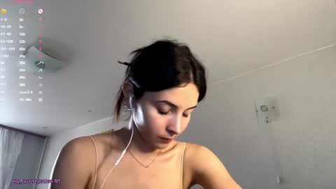Snapshot of ludivinablice chatting on 06.10.26 Mika online show from 06.10.26