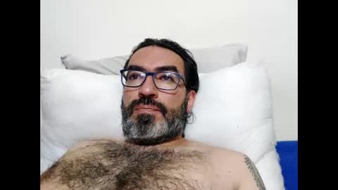 Snapshot of luis2988z chatting on 04.01.26 Hairyman online show from 04.01.26