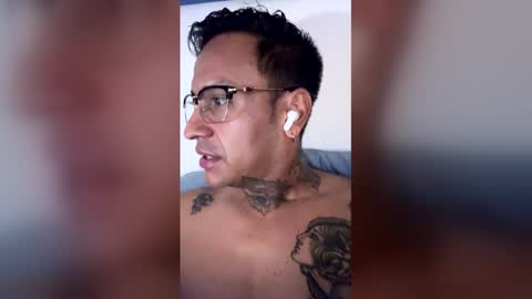 Snapshot of luisjg24hrs chatting on 04.01.26 luisjg24hrs online show from 04.01.26