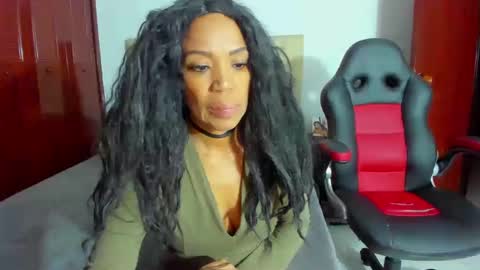 Snapshot of luissa_s1 chatting on 02.21.25 Luissa online show from 02.21.25