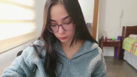 Snapshot of lulibee_ chatting on 04.25.26 Luli online show from 04.25.26