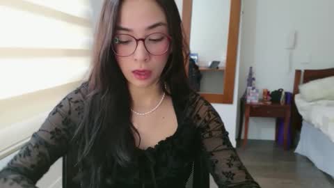 Snapshot of lulibee_ chatting on 05.18.26 Luli online show from 05.18.26
