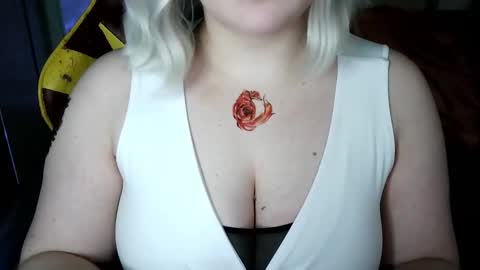 Snapshot of lulovia chatting on 02.15.26 lulovia online show from 02.15.26