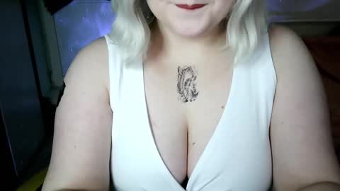 Snapshot of lulovia chatting on 02.19.26 lulovia online show from 02.19.26