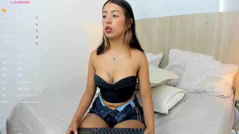 Snapshot of luna_davies chatting on 11.06.25 Luna online show from 11.06.25