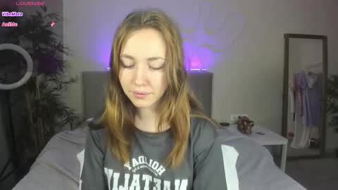 Snapshot of luna_go1d chatting on 09.27.25 Luna online show from 09.27.25