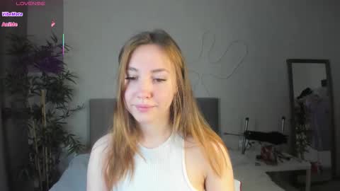 Snapshot of luna_go1d chatting on 10.12.25 Luna online show from 10.12.25