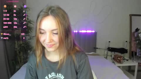 Snapshot of luna_go1d chatting on 10.15.25 Luna online show from 10.15.25