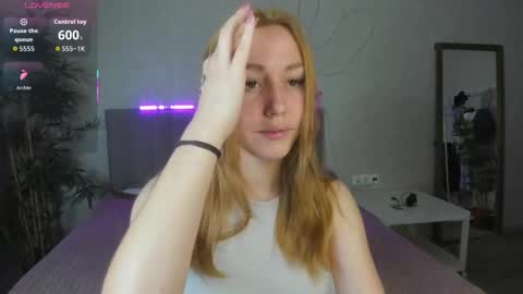 Snapshot of luna_go1d chatting on 10.19.25 Luna online show from 10.19.25