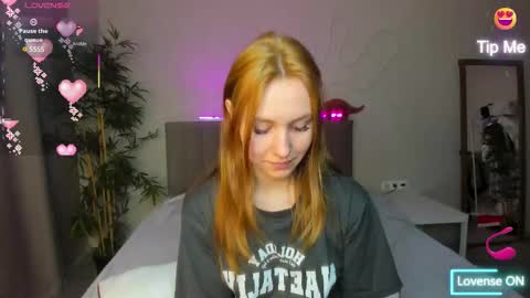 Snapshot of luna_go1d chatting on 10.24.25 Luna online show from 10.24.25