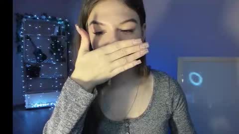 Snapshot of luna_lust_21 chatting on 12.19.25 Luna online show from 12.19.25