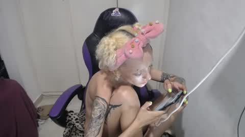 Snapshot of luna_rosita chatting on 12.18.24 Luna online show from 12.18.24