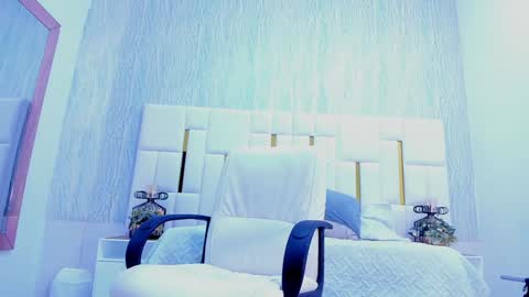 Snapshot of luna_shea chatting on 12.21.24 Luna online show from 12.21.24