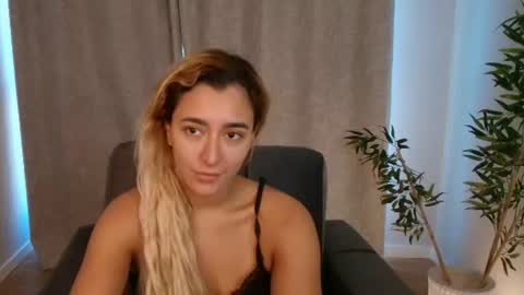 Snapshot of luna_velvvet chatting on 06.23.26 Luna online show from 06.23.26