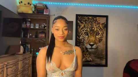 lunaa_11 online show from 01.04.25