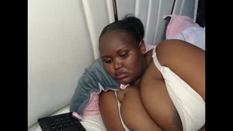 lunabloom01 online show from 09.28.25