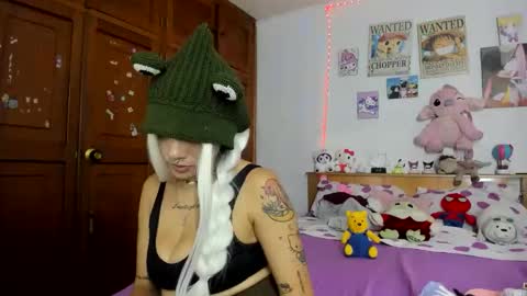 Snapshot of lunacristal_moon chatting on 10.12.25 lunacristal_moon online show from 10.12.25