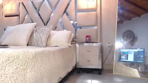 Snapshot of lunaflorez_ chatting on 10.25.25 LUNA online show from 10.25.25