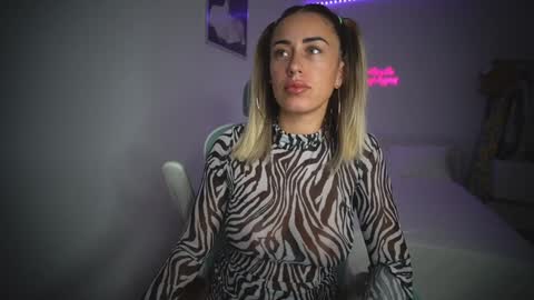 Snapshot of lunaink_ chatting on 09.30.25 Laura online show from 09.30.25