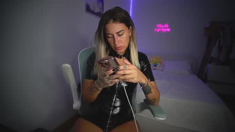 Snapshot of lunaink_ chatting on 10.10.25 Laura online show from 10.10.25