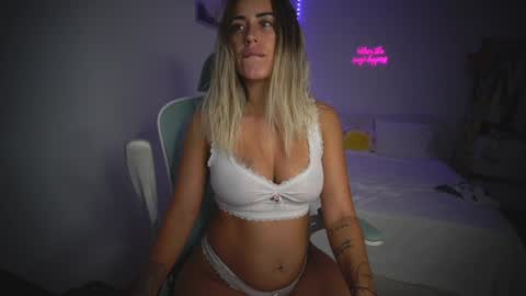 Snapshot of lunaink_ chatting on 10.23.25 Laura online show from 10.23.25