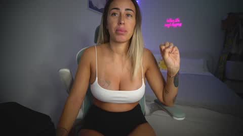 Snapshot of lunaink_ chatting on 11.04.25 Laura online show from 11.04.25