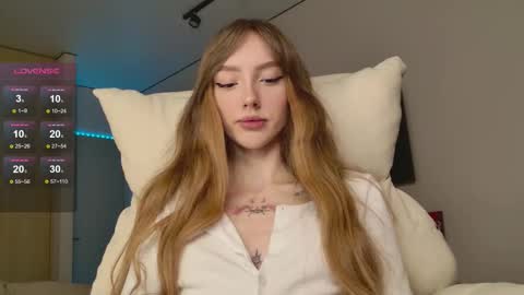 Snapshot of lunainnk chatting on 11.05.25 Luna online show from 11.05.25