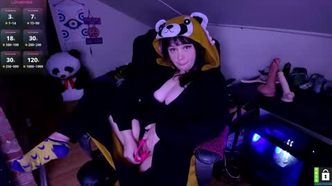 Snapshot of lunalaneee chatting on 10.21.25 Luna online show from 10.21.25