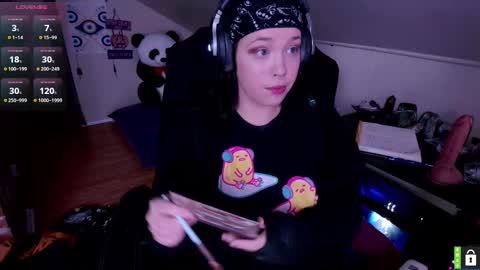 Snapshot of lunalaneee chatting on 10.24.25 Luna online show from 10.24.25