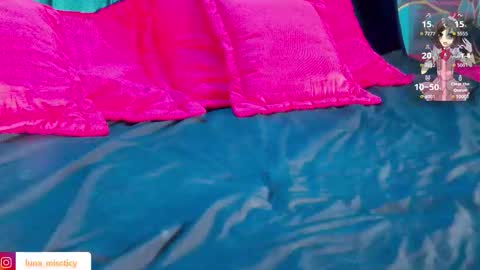 Snapshot of lunamistyc chatting on 10.07.25 Luna online show from 10.07.25