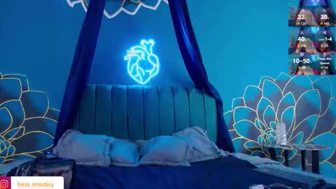 Snapshot of lunamistyc chatting on 10.11.25 Luna online show from 10.11.25