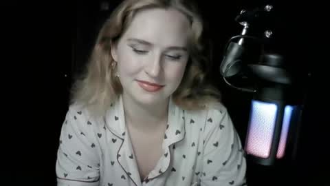 Snapshot of lunamystique_ chatting on 10.06.25 lunamystique_ online show from 10.06.25