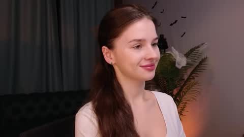 lunaolivia_ online show from 10.27.25