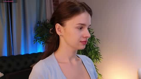 lunaolivia_ online show from 11.24.25