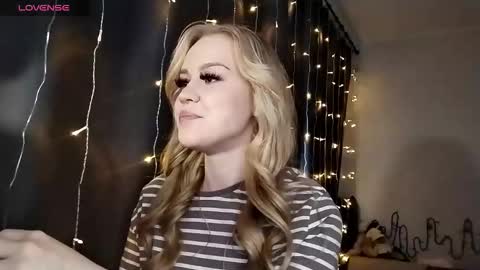 Snapshot of lunapeony chatting on 12.16.25 lunapeony online show from 12.16.25