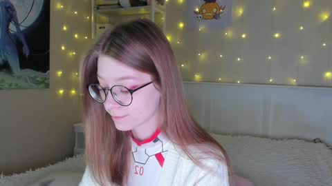 Snapshot of lunar_sofia chatting on 01.17.25 Sofia online show from 01.17.25