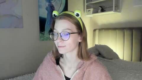 Snapshot of lunar_sofia chatting on 09.21.25 Sofia online show from 09.21.25