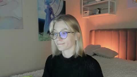 Snapshot of lunar_sofia chatting on 09.26.25 Sofia online show from 09.26.25