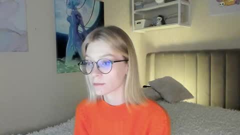 Snapshot of lunar_sofia chatting on 10.11.25 Sofia online show from 10.11.25