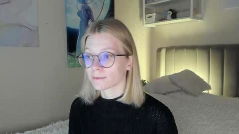 Snapshot of lunar_sofia chatting on 10.15.25 Sofia online show from 10.15.25