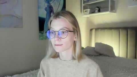 Snapshot of lunar_sofia chatting on 10.23.25 Sofia online show from 10.23.25