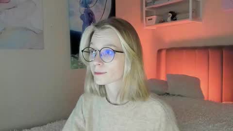 Snapshot of lunar_sofia chatting on 10.28.25 Sofia online show from 10.28.25