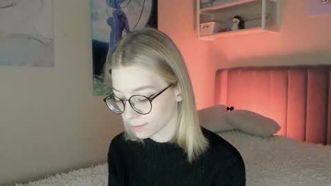 Snapshot of lunar_sofia chatting on 11.03.25 Sofia online show from 11.03.25